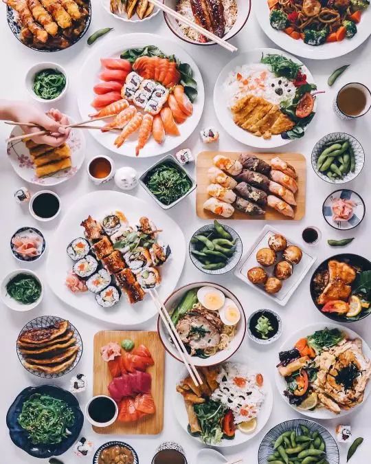 整桌食物