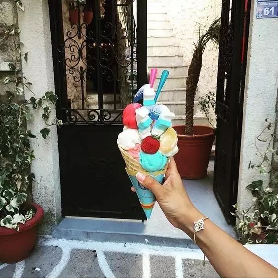 手握冰淇淋