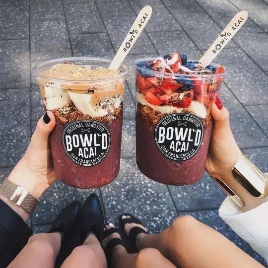 手握飲料